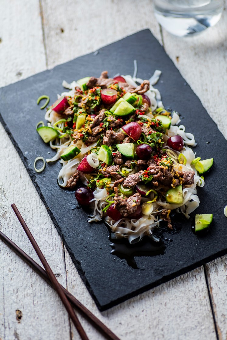 Storfestrimler med drue- og vårløksalat, ponzusaus og risnudler 