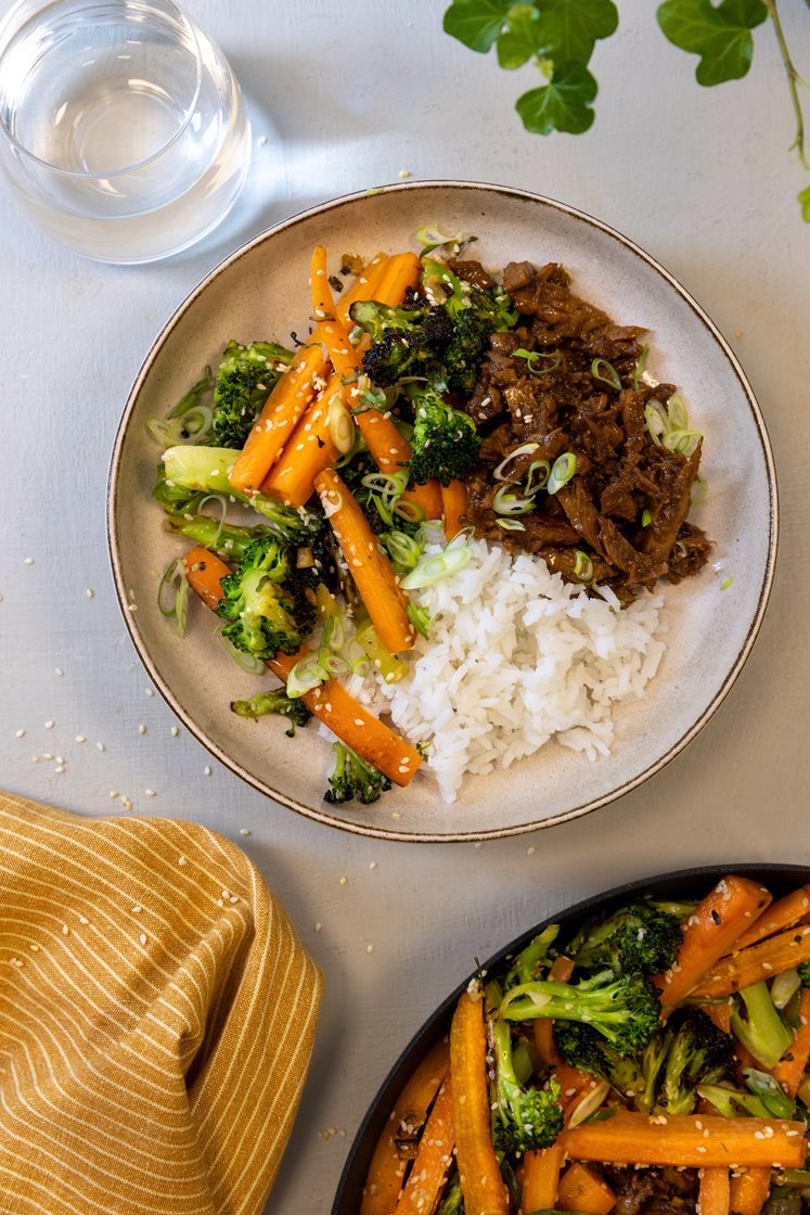 Plantebasert hoisin chunks bowl med sesamstekt brokkoli og jasminris