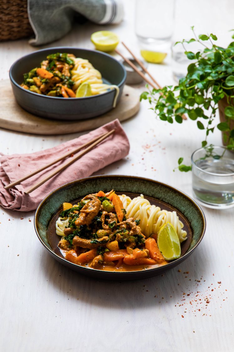 Rød curry med svinestrimler, kokosmelk, grønnkål og eggenudler
