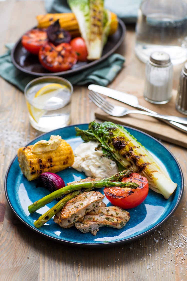 Grillet indrefilet av svin med kremet potetsalat, asparges og tomat