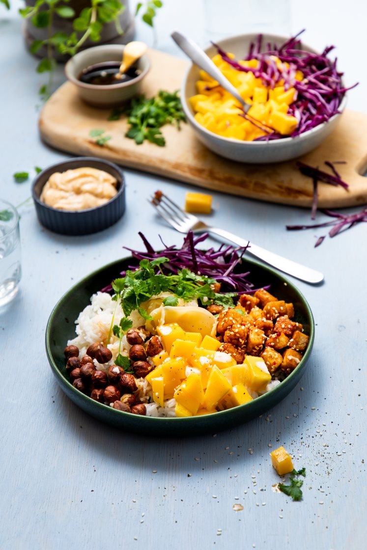 Bowl med ponzumarinert tofu, hasselnøtter og mango