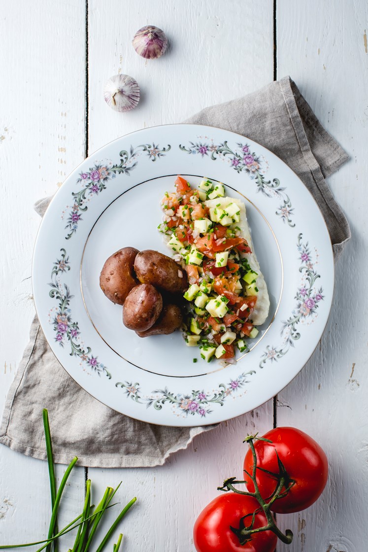 Ovnsbakt torsk i hvitvinssaus med poteter, tomatsalat, eple og gressløk