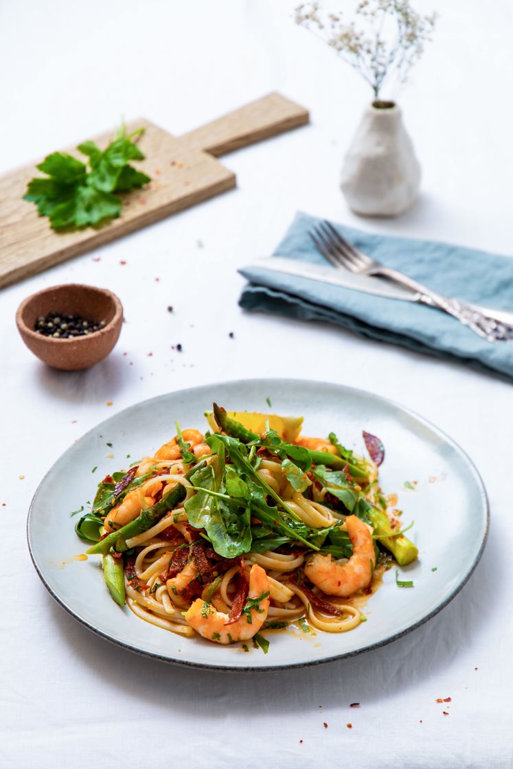 Scampi og pepperonipasta i tomatsaus med chiliolje og ruccola 