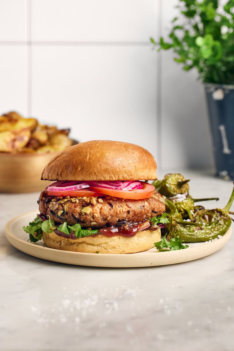 Blackbean burger med bbq-sås, rostad potatis och padrones