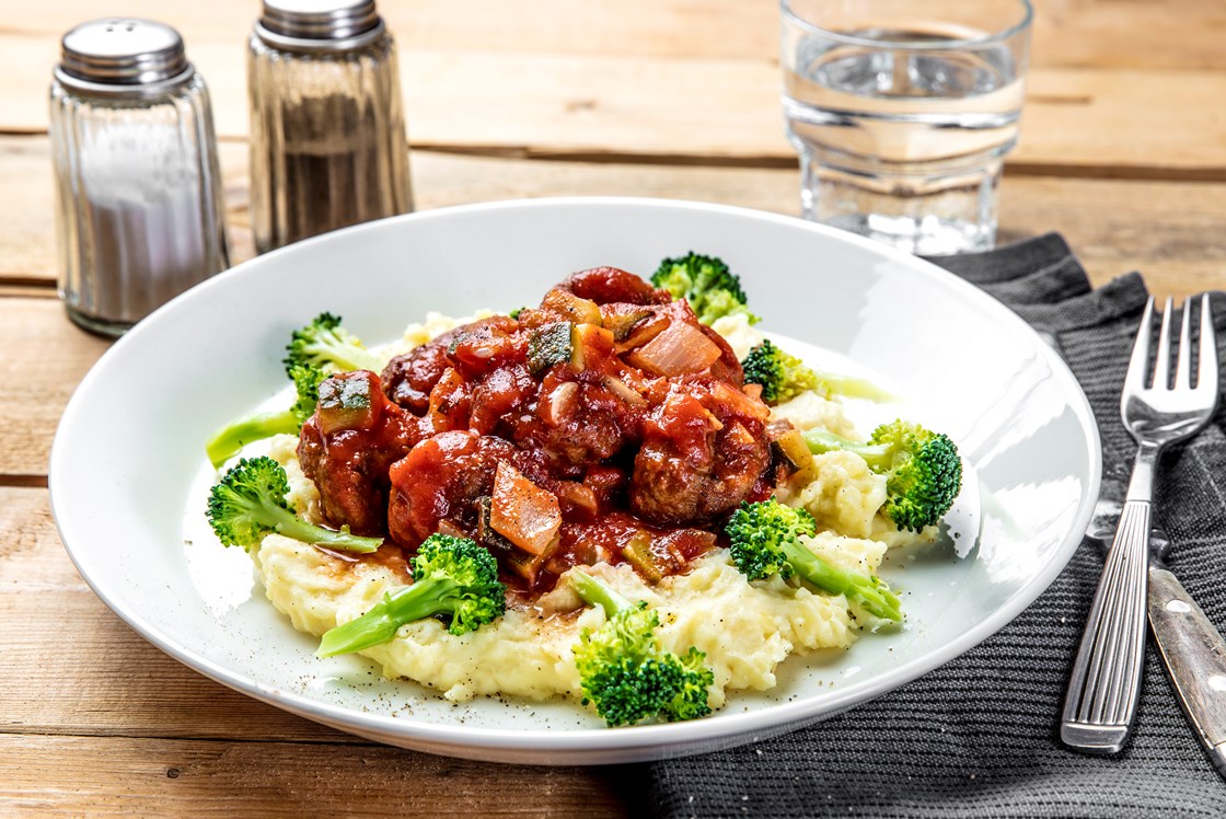 Kjøttboller i tomatsaus med potetmos