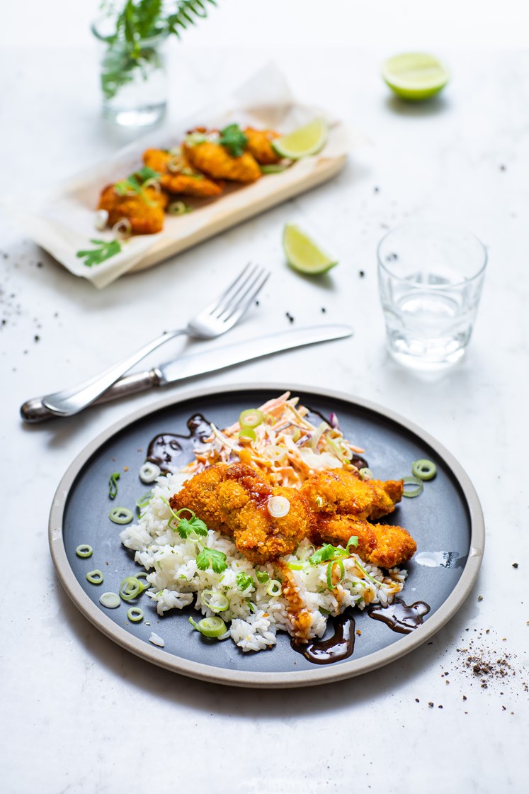 Crispy kylling med chilicoleslaw, teriyakisaus og lime- og korianderris