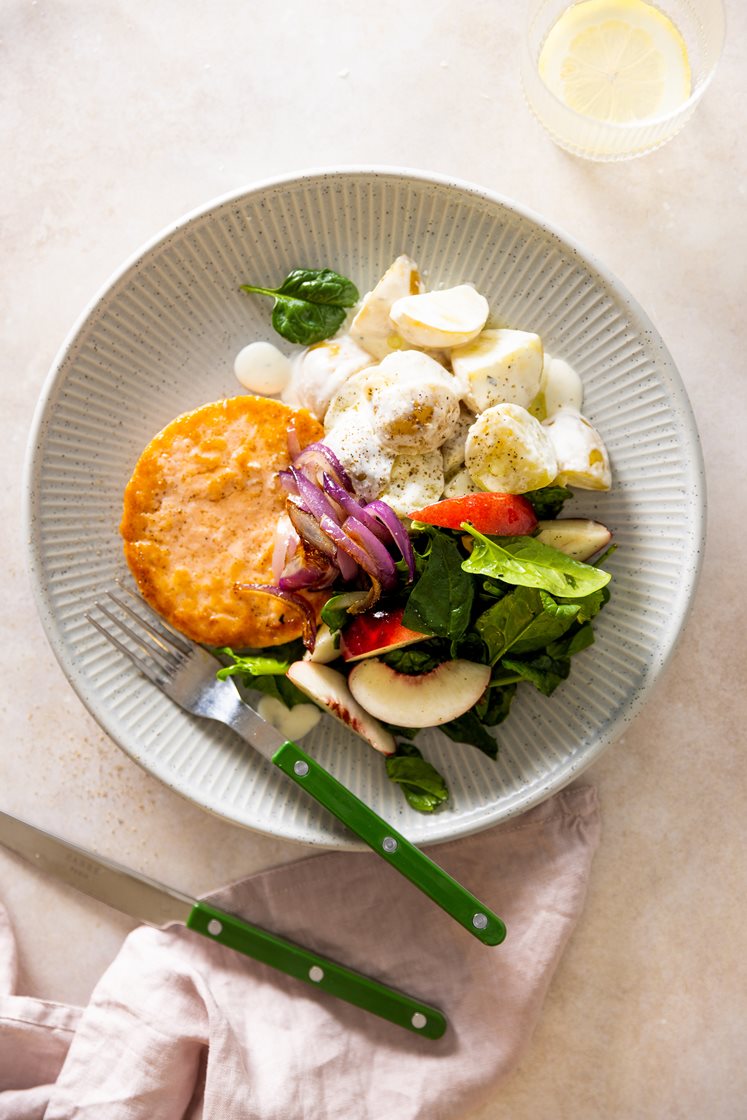 Ferske laksekarbonader med kremet potetsalat, nektarin og spinat 