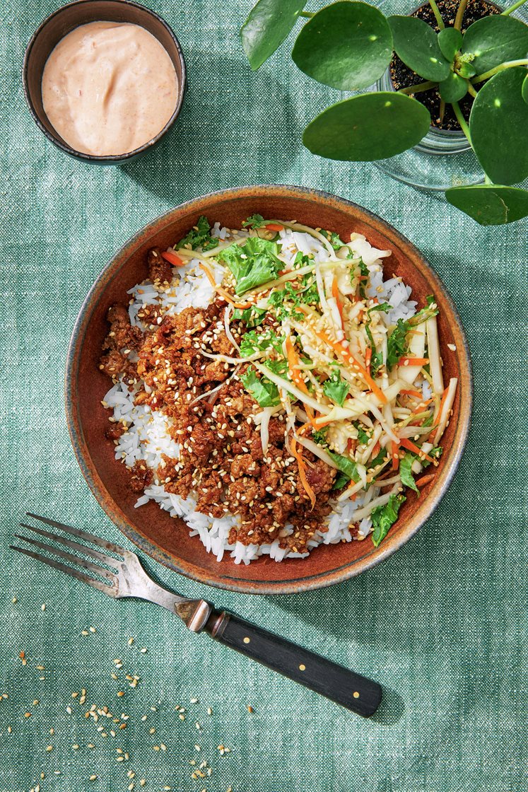 Donburi med soja- och ingefärsstekt kalkon, syrad kål och srirachasås