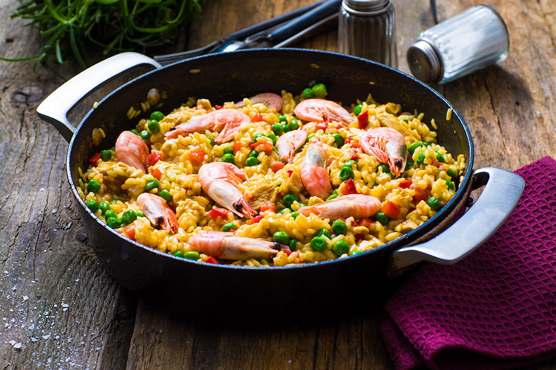 Paella med kylling, karri, reker og grønne erter
