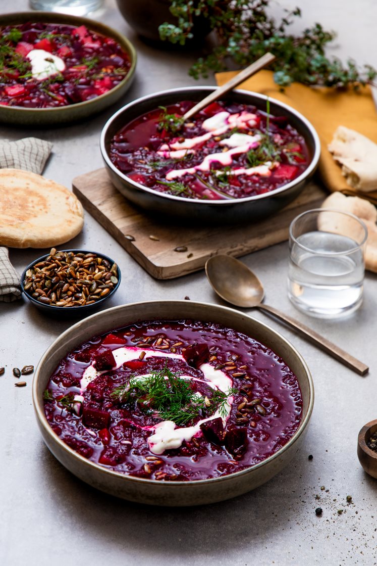 Hjemmelaget rødbetesuppe med belugalinser, brød og Røros-rømme 
