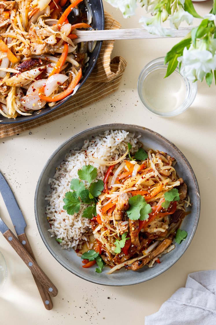 Spicy koreansk svinewok med paprika, fullkornsris og sesamfrø