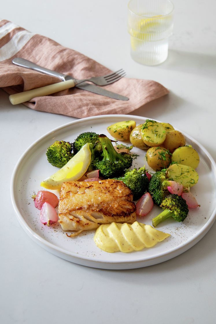 Stekt torskefilet med hvitløksbakt reddik og brokkoli, sitron- og dillglaserte poteter og remulade