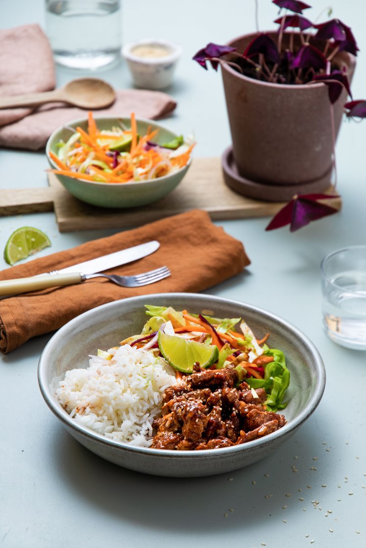 Asiatisk biffsalat-bowl med råkost og soya- og ingefærsaus