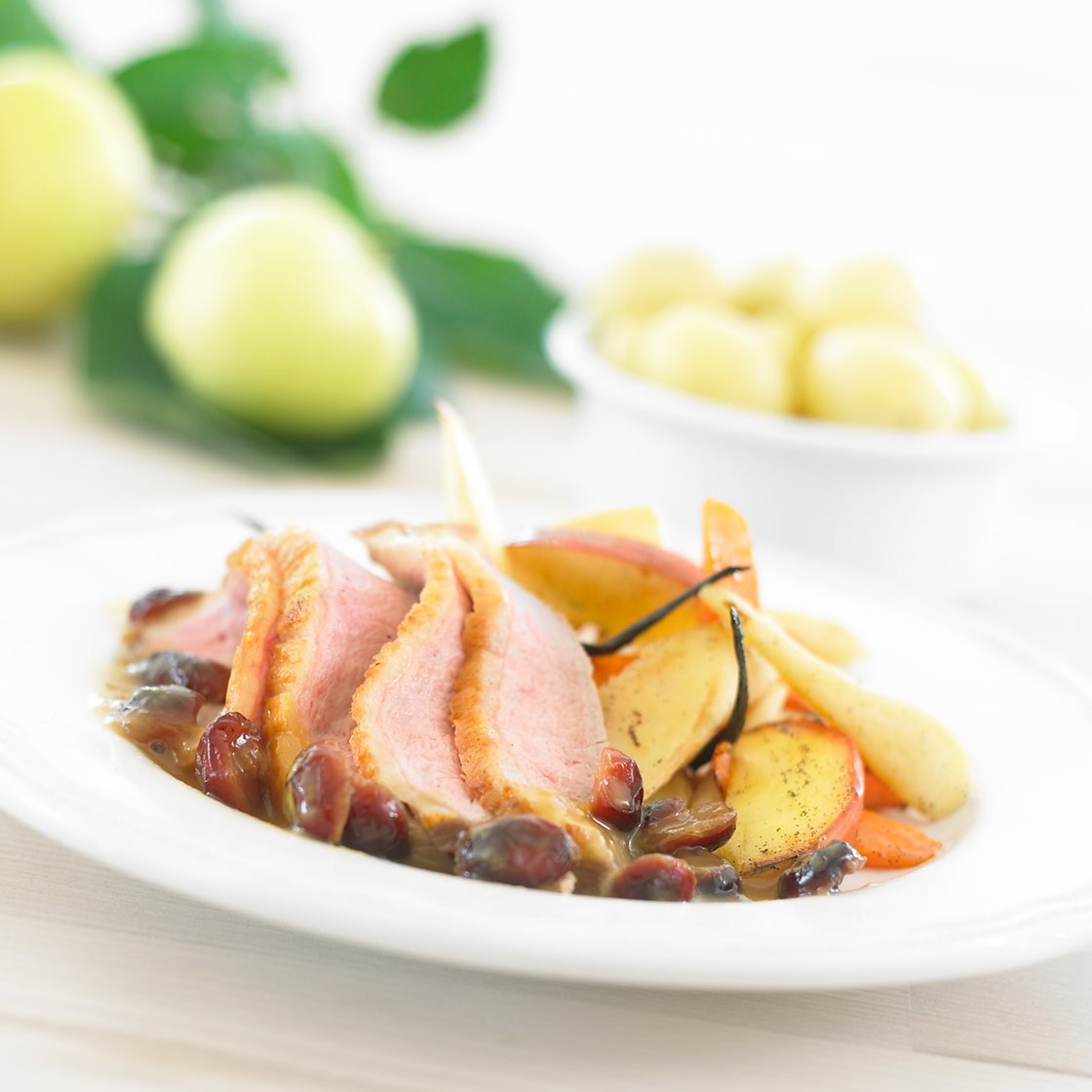And i tranebærsauce med stegte rodfrugter