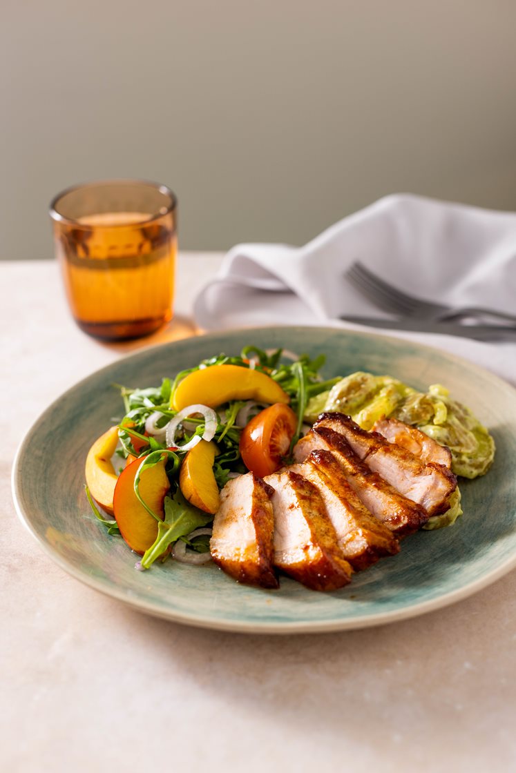 Bbq glasert svinefilet og ramsløkpoteter, nektarinsalat med ruccola og tomat