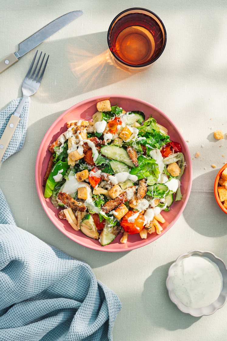 Pastasalat med urtemarinerte svinestrimler, bakte cherrytomater og kremet basilikumdressing