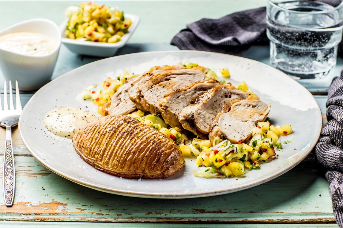Grillet kyllingbryst med bakte poteter og ananassalsa 