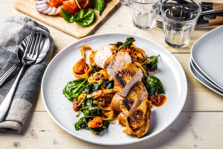 Kyllingfilet med tagliatelle og rød pesto