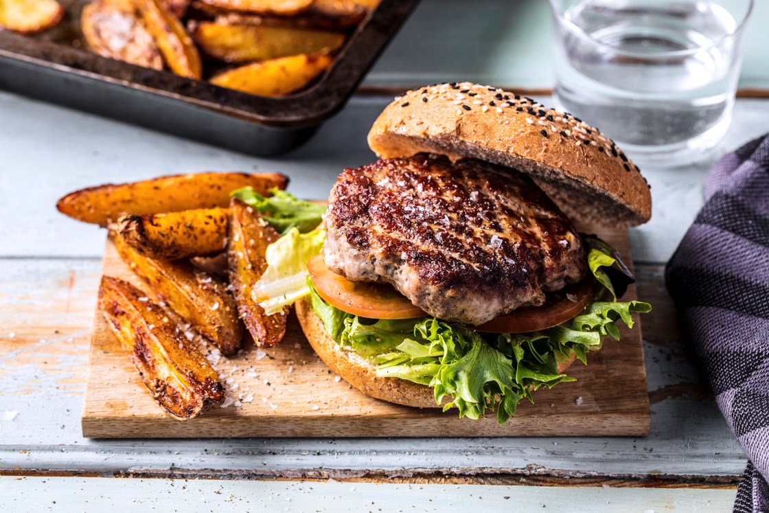 Chipotleburger med salat og potetbåter