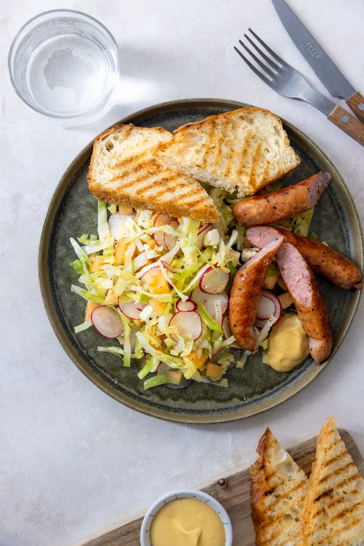 Grillpølser med ramsløg og sommerlig melonsalat