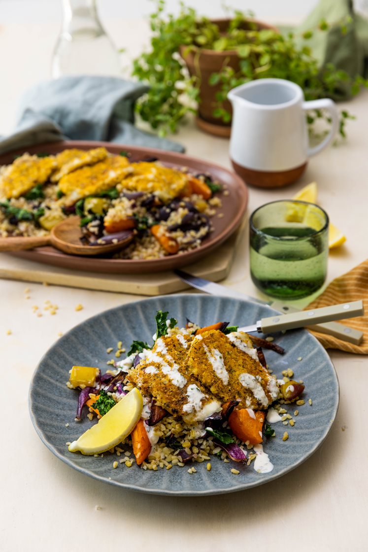 Vintersalat med ovnbagte rodfrugter og grønkål, bulgur og paneret mozzarella
