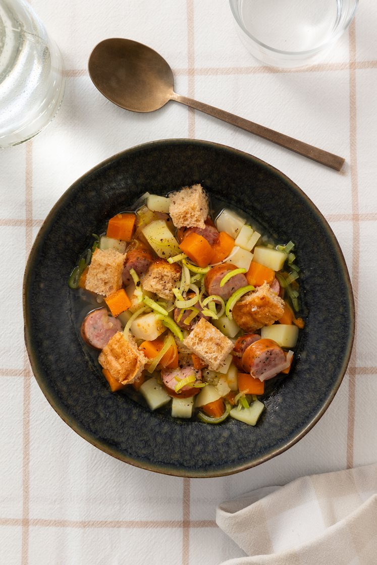 Grøntsagssuppe med rodfrugter, linquecapølse og croutoner