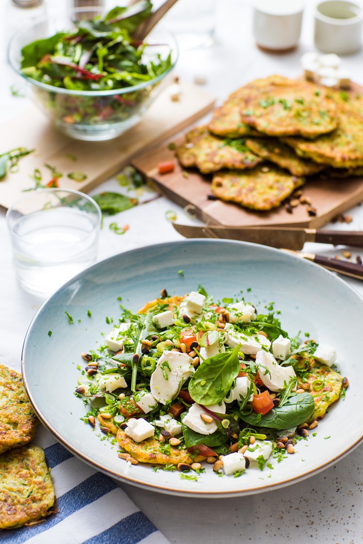 Squashpannekaker med feta, dill og chèvresalat