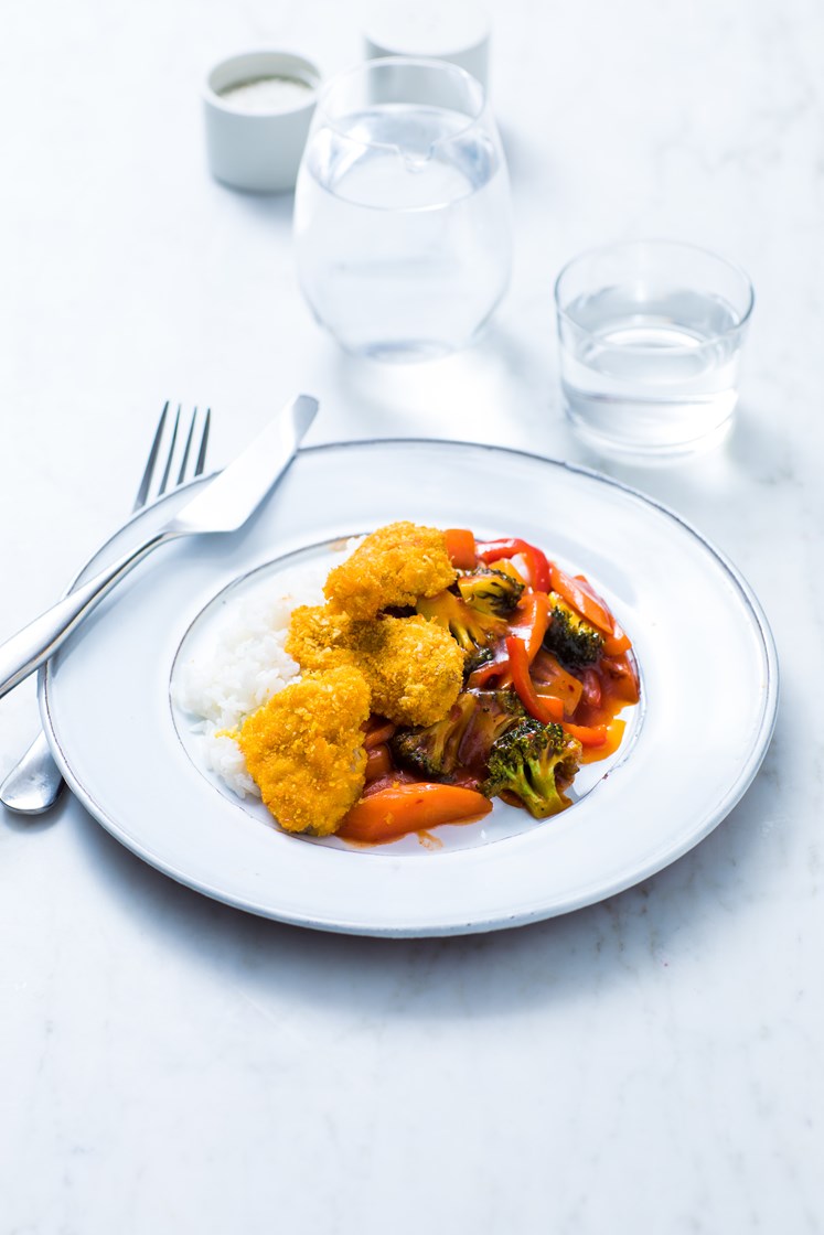 Crispy kylling med jasminris og stekte grønnsaker i sursøt saus