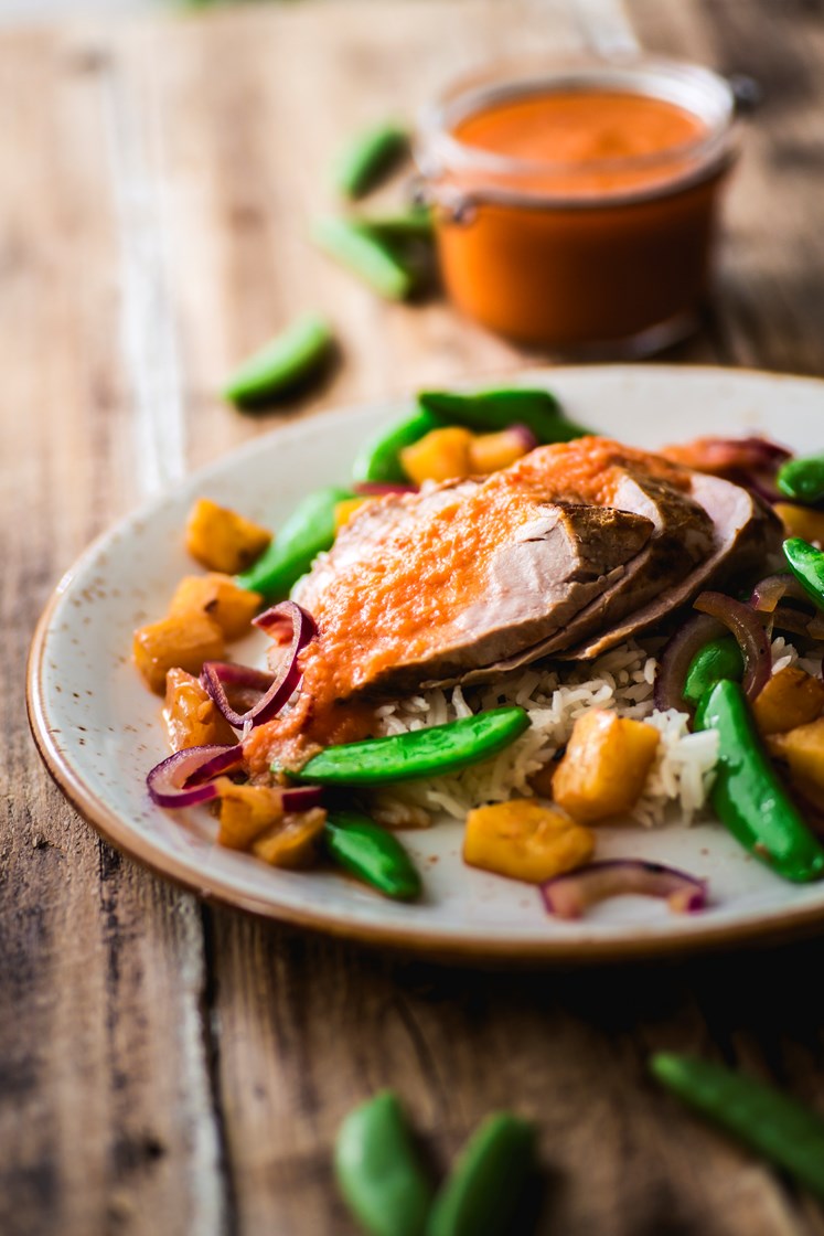 Indrefilet av svin med stekt ananas, rødløk og paprika, hjemmelaget sursøt saus og fullkornsris