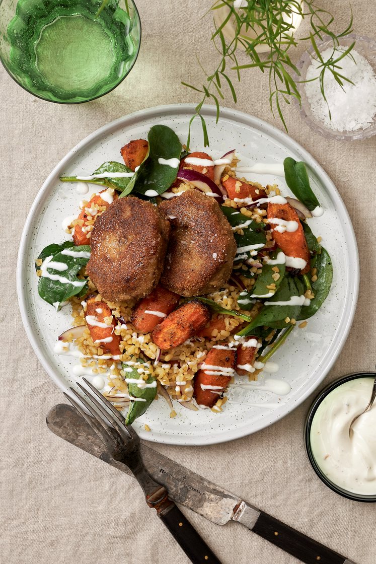 Ljummen höstsallad med kryddrostad morot, ras el hanout och kikärtsbiffar 