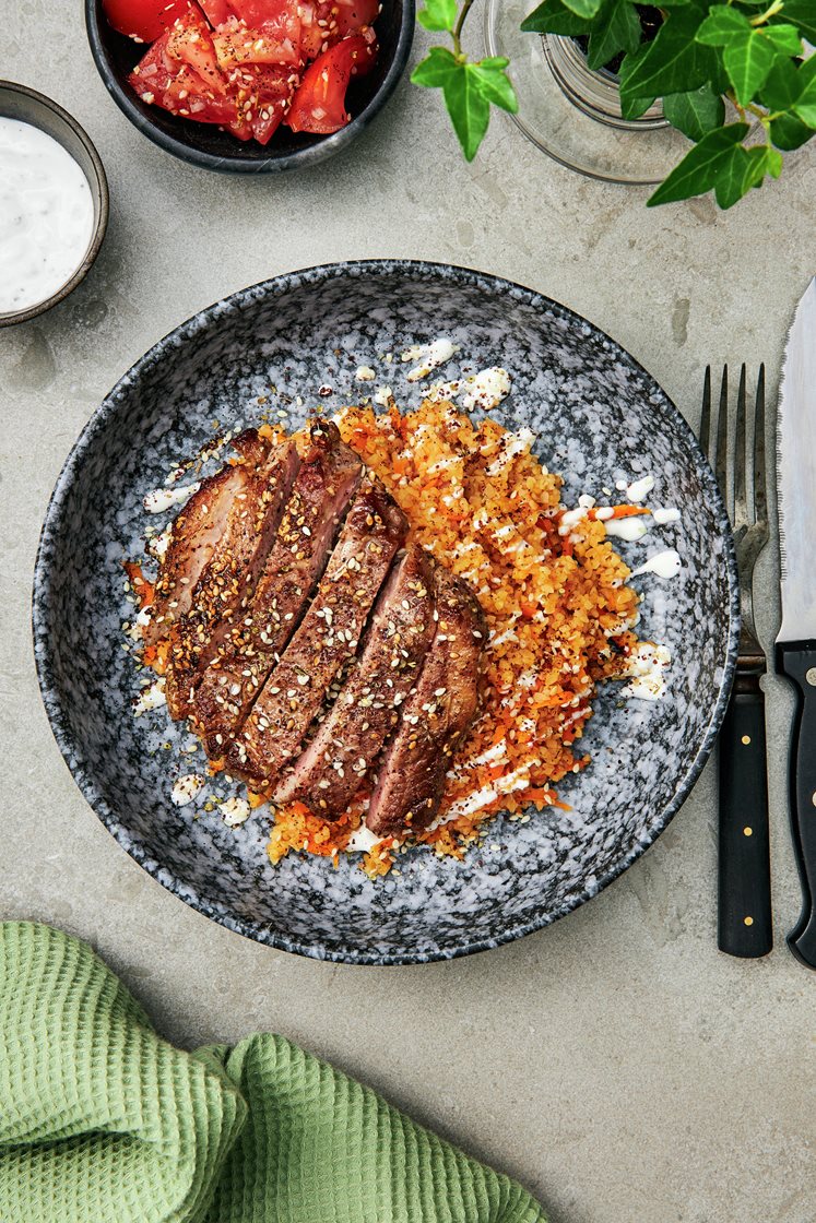 Fläskkarré za'atar med sesamfrön, bulgurpilaff och tomatsallad