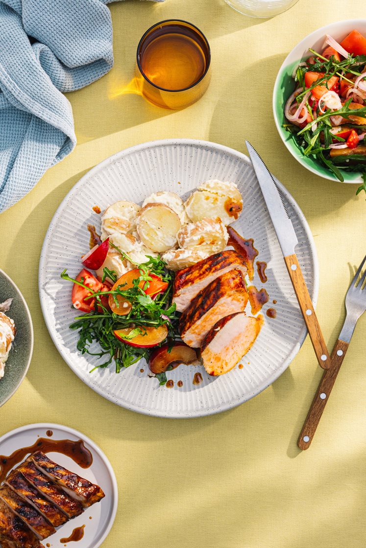 Barbecueglasert svinefilet og aiolipoteter, nektarinsalat med ruccola og tomat