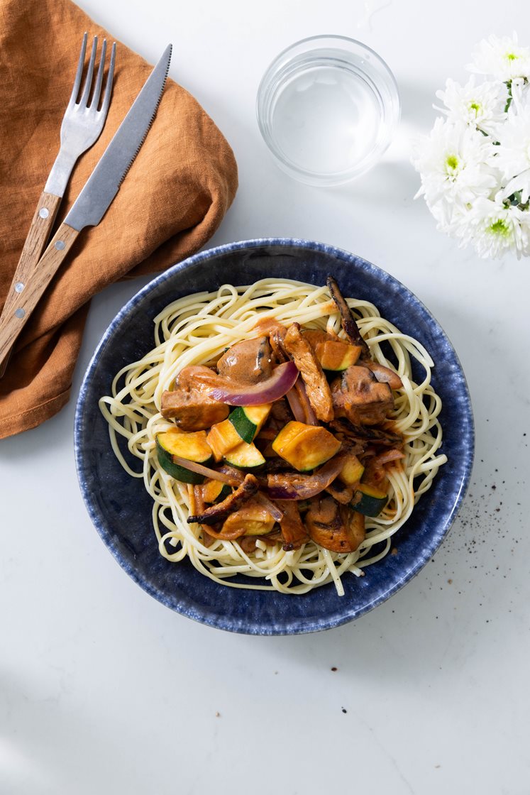 Pasta linguine med svinestrimler og squash i kremet fløtesaus