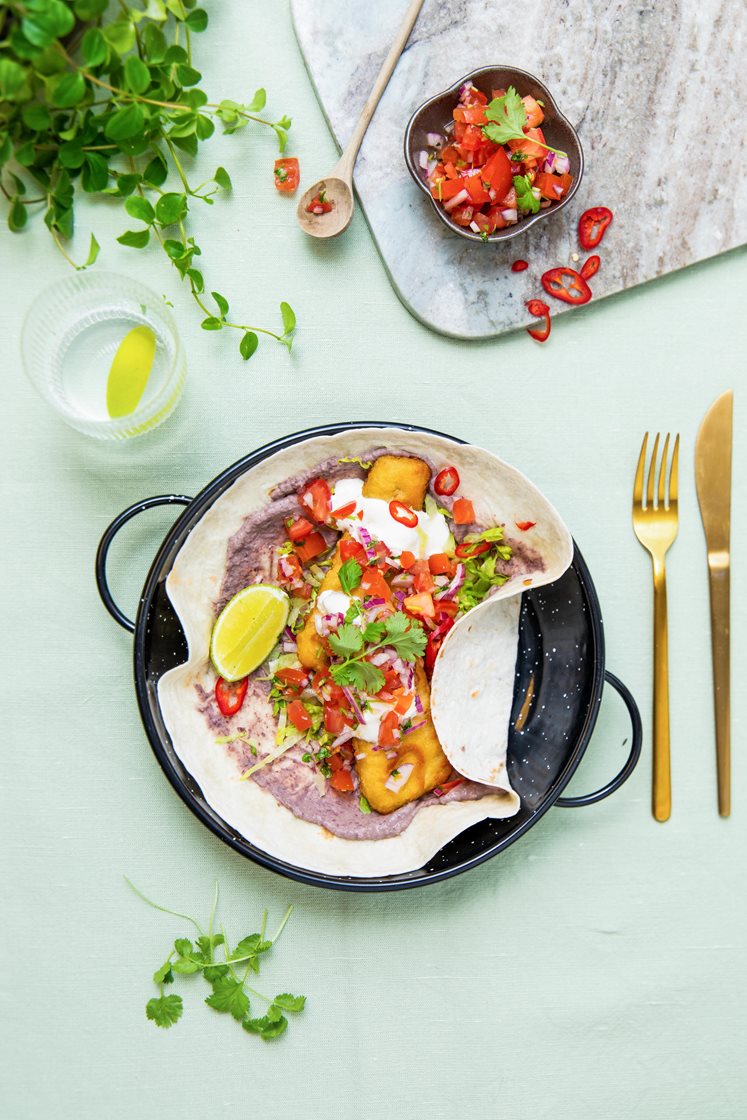 Sprø fisketaco i lune tortillas med svart bønnekrem, pico de gallo og frisk salat