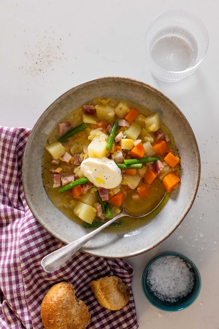 Rød linsesuppe med rodfrugter, grønne bønner og pancetta