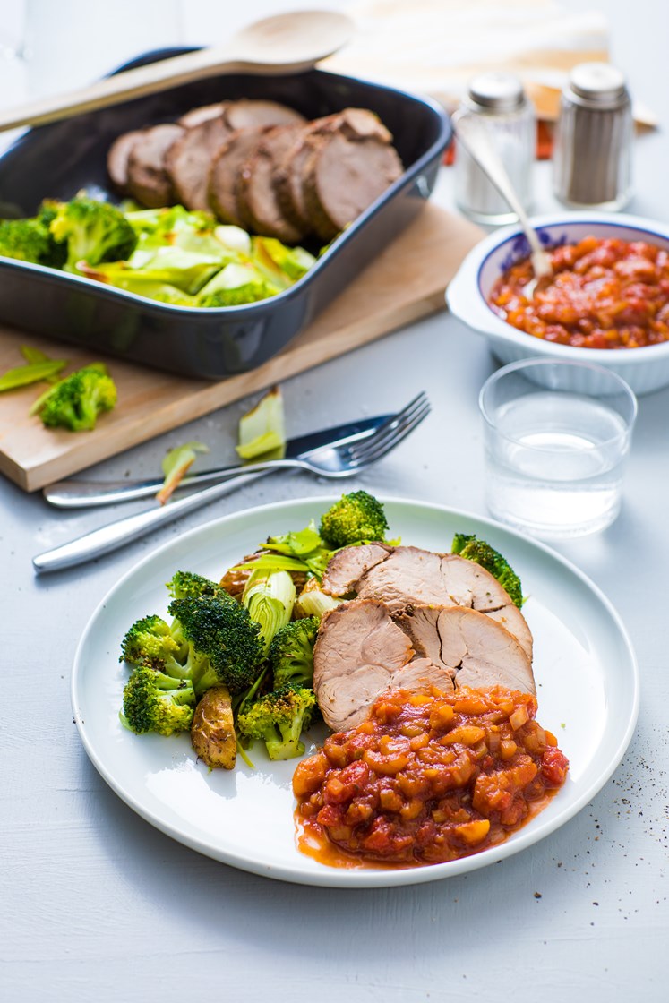Lammestek med bakt brokkoli, tomat- og aprikoskompott