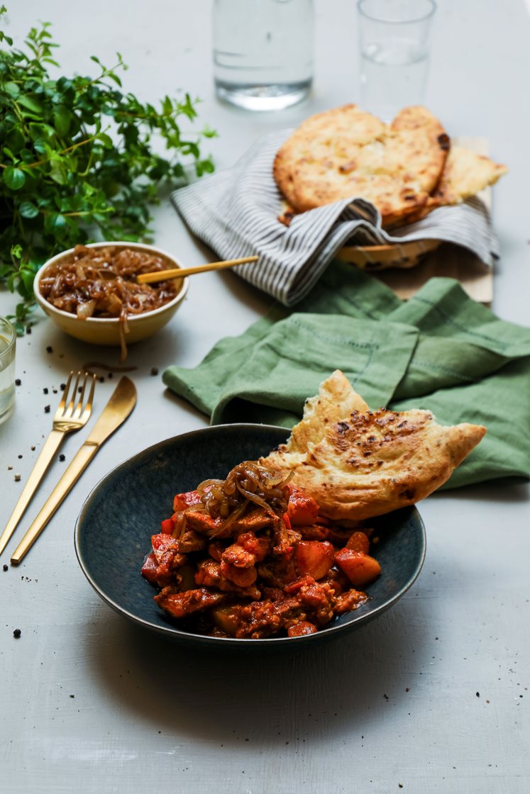 Svin vindaloo med løkchutney og hvitløksnan