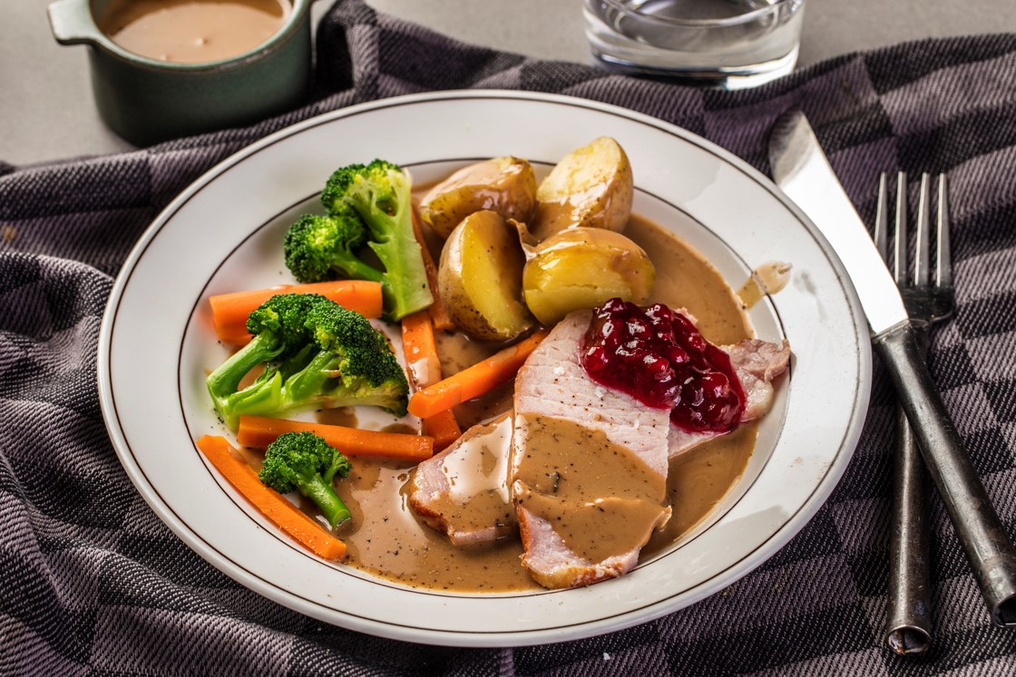 Stek med fløtesaus, poteter og rørte tyttebær