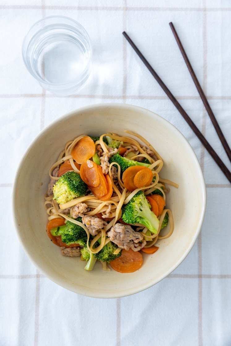 Chow mein med hakket kylling og broccoli