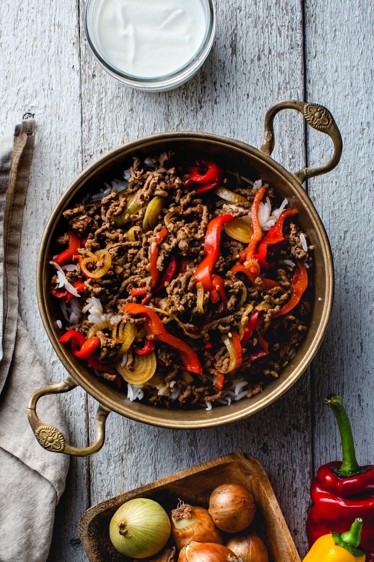 Chipotlekrydret kjøttdeig med spisspaprika og løk servert med ris og yoghurt
