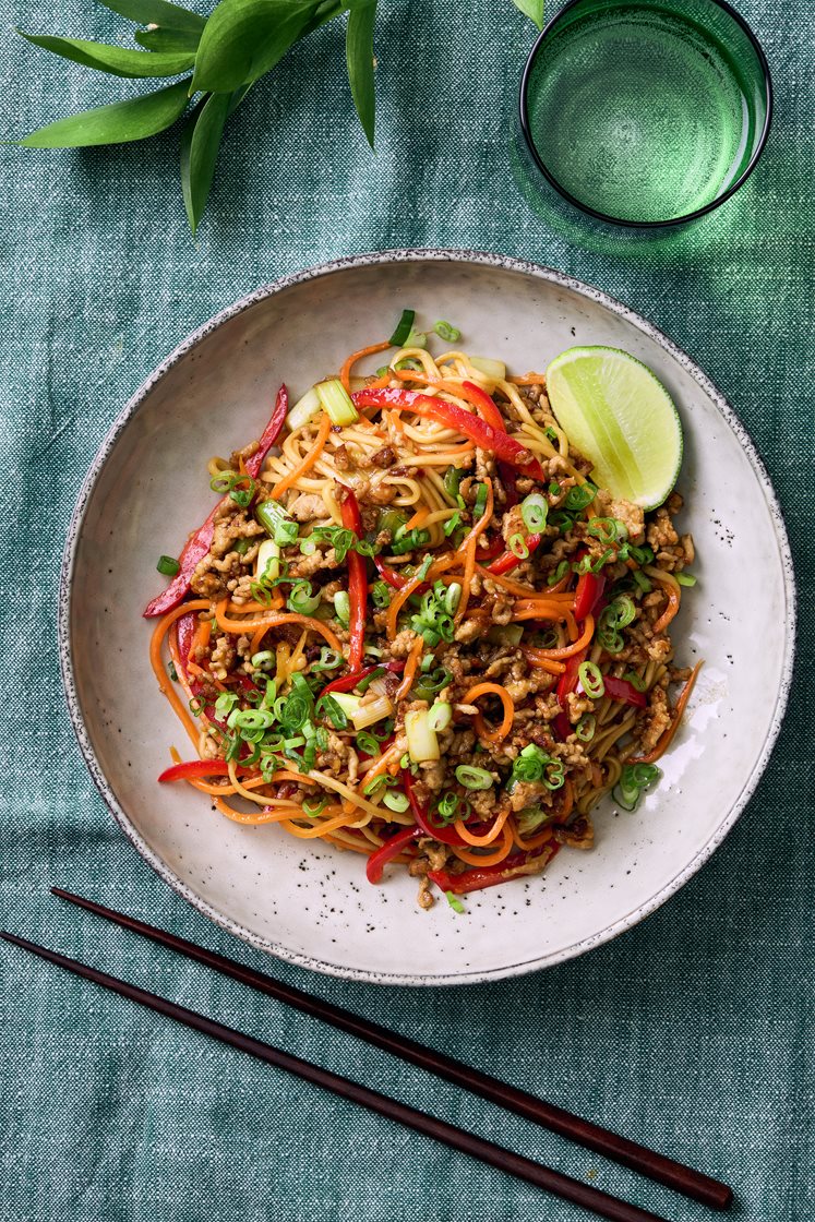 Shanghai noodles med sesamstekt fläskfärs, ingefära och salladslök