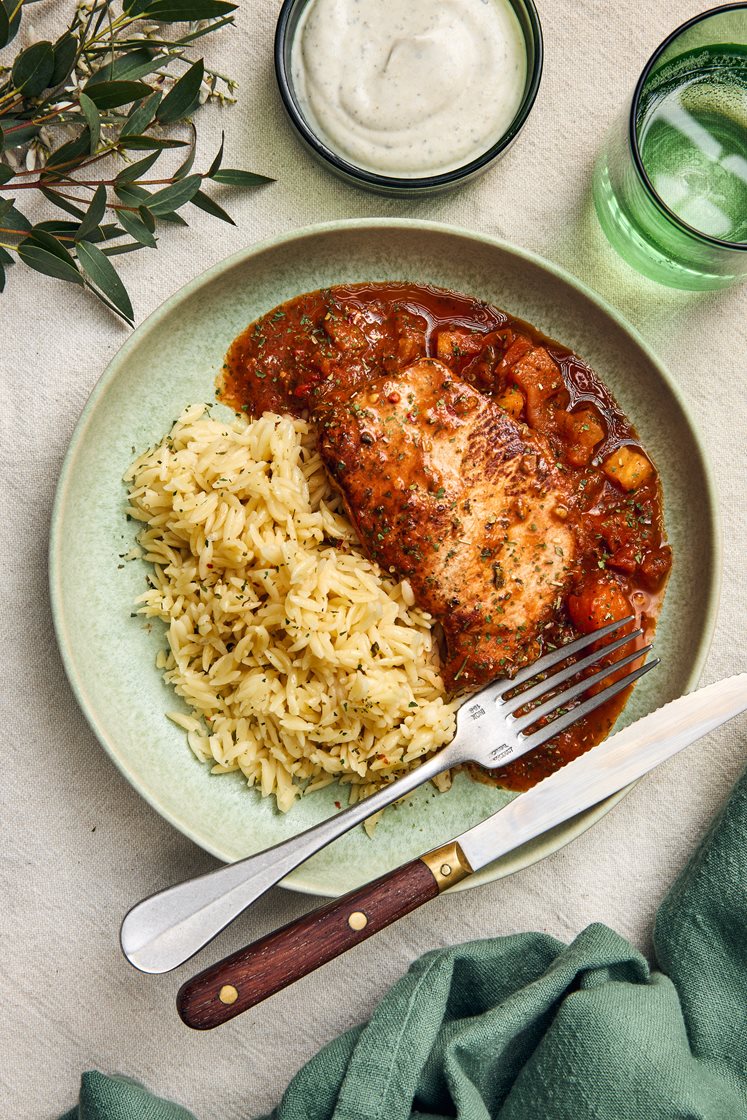 Tomatbräserad fläskkotlett med risoni och persilladeyoghurt