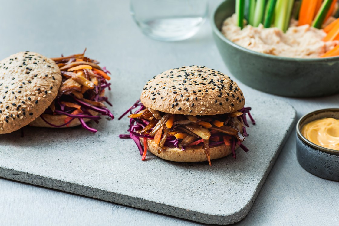 Hamburger med soyamarinert kongeøsterssopp, coleslawsalat, chilimajones og grønnsaker med dipp