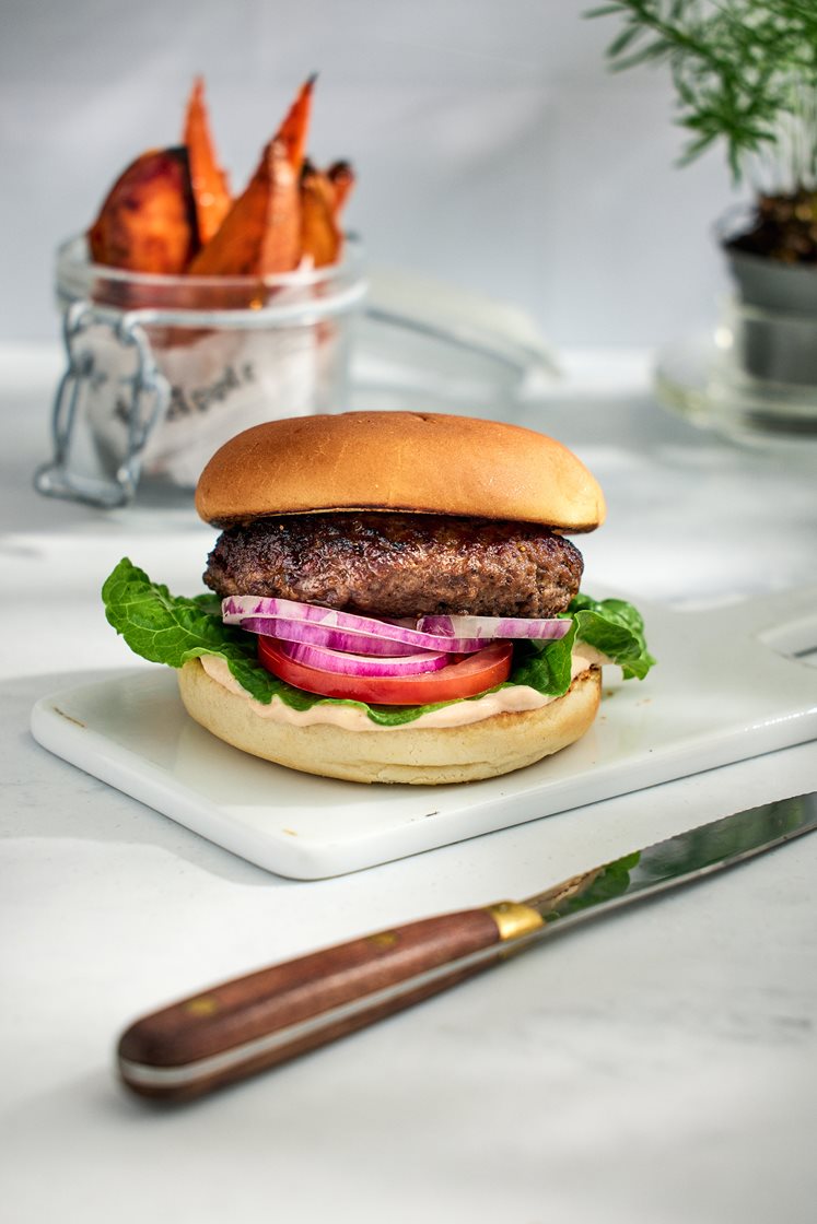 Burgare med hamburgerdressing och sötpotatisklyftor