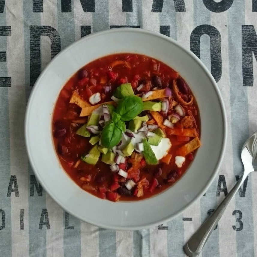 Mexicansk suppe med kylling, tortilla strimler og avocado