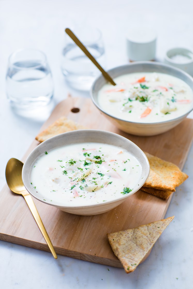 Hjemmelaget fiskesuppe med torsk, reker, purreløk og gulrot, servert med steinovnsbakte multibrød