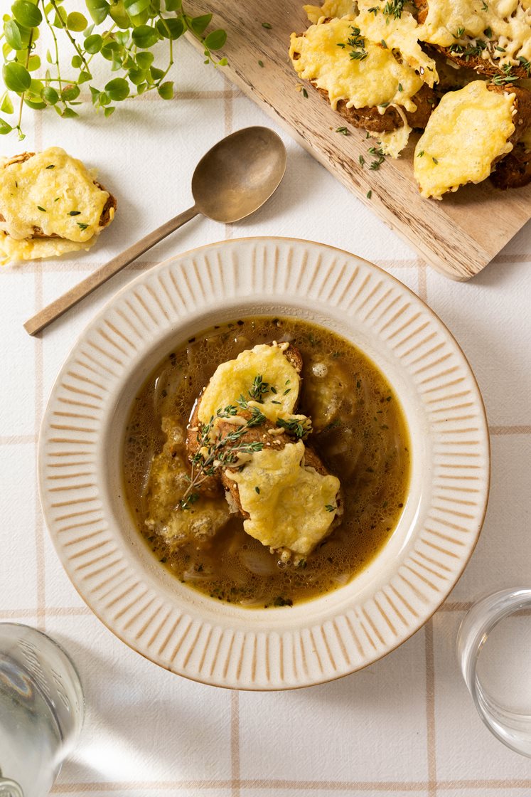 Klassisk løksuppe med ostegratinert toast