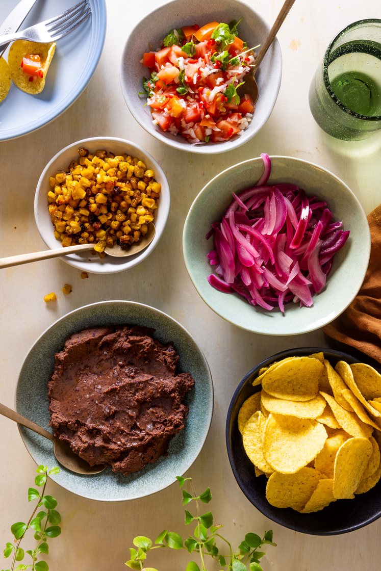 Frijoles refritos - meksikansk bønnegryte med pico de gallo og nachochips 
