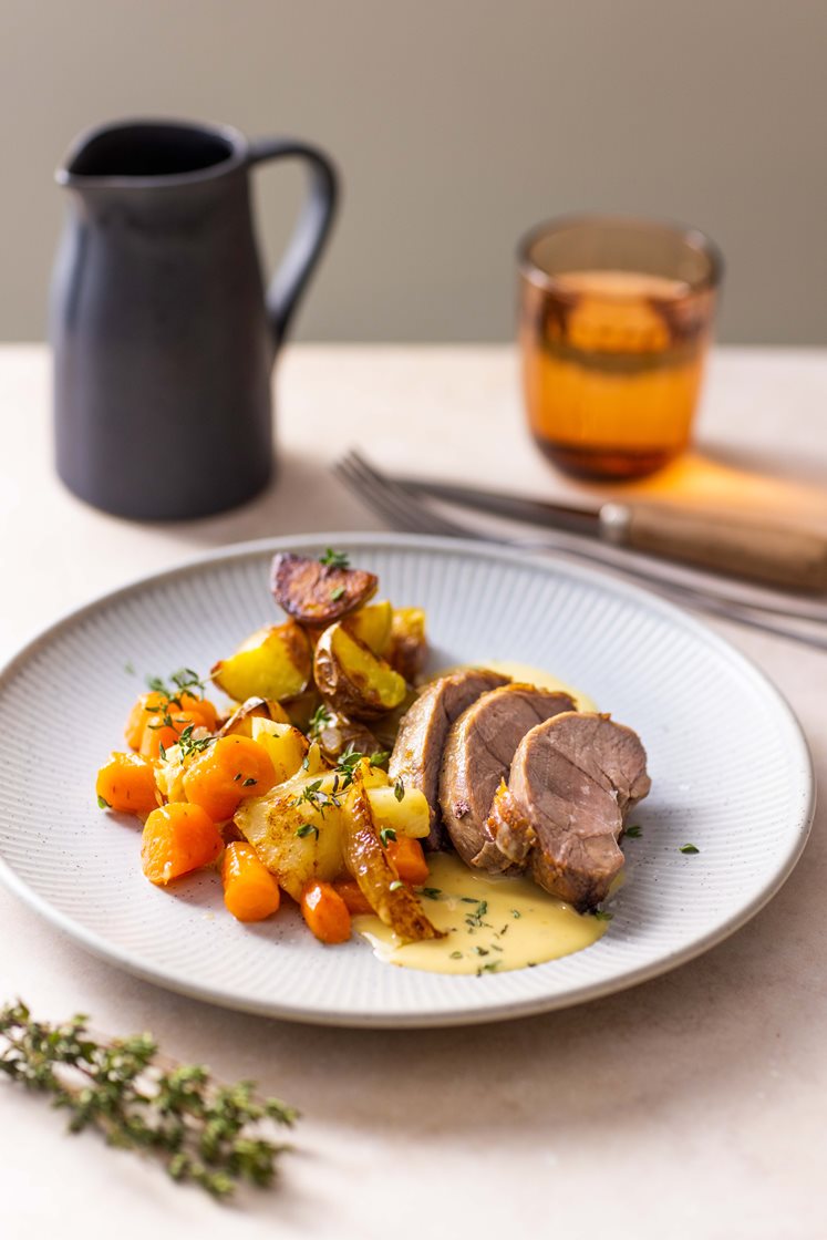 Lammestek sous vide med ovnsbakte poteter, glaserte rotgrønnsaker og løk, servert med kremet appelsinsaus med timian