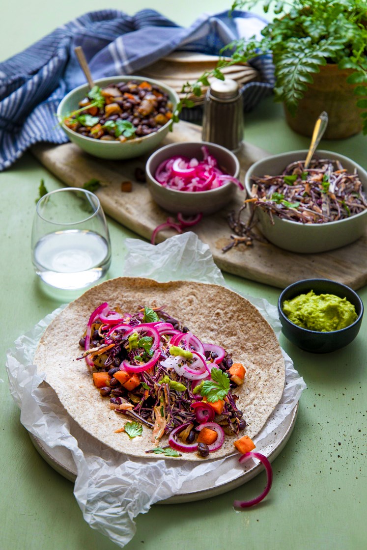 Refried beans med rødkål coleslaw, fullkornstortilla og guacamole